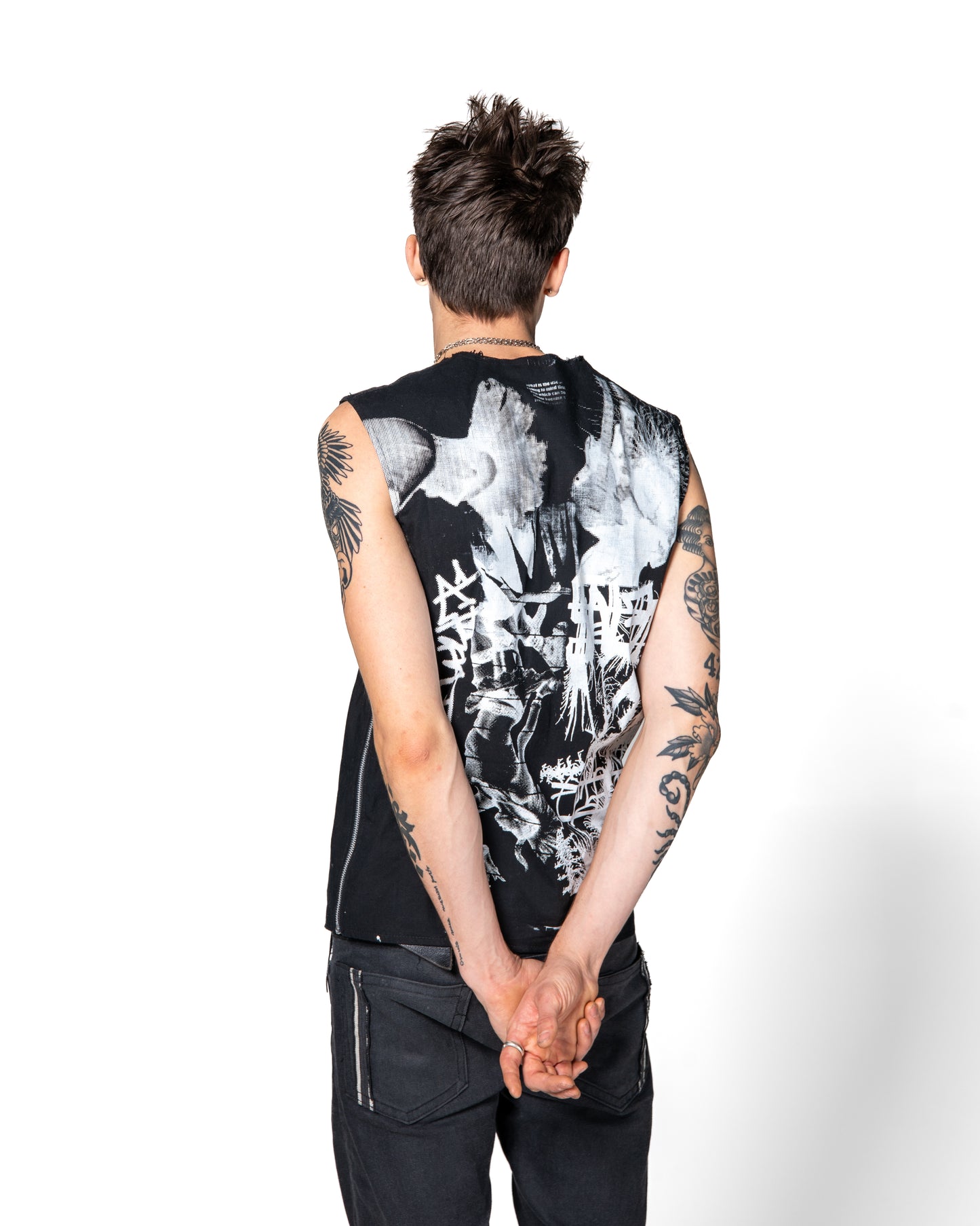 SLEEVELESS COMBAT TEE